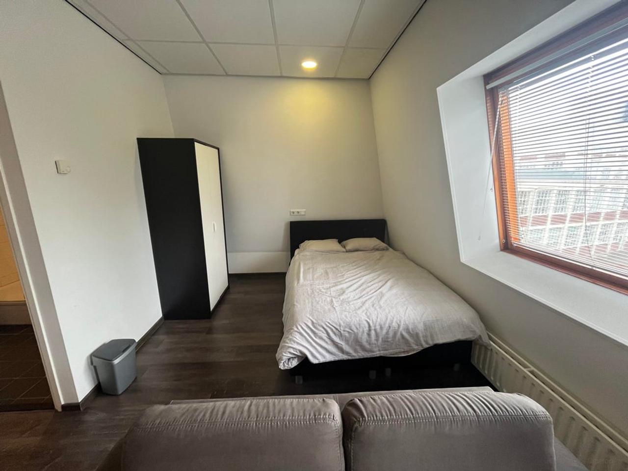 Furnished Studio Directly Opposite the Station - Image 5