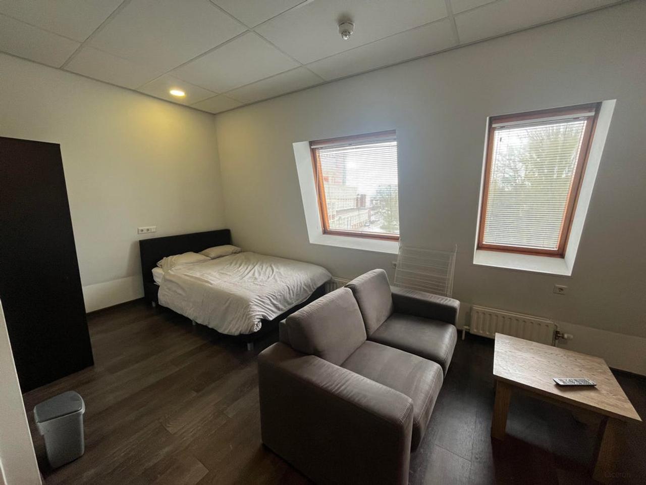 Furnished Studio Directly Opposite the Station - Image 6