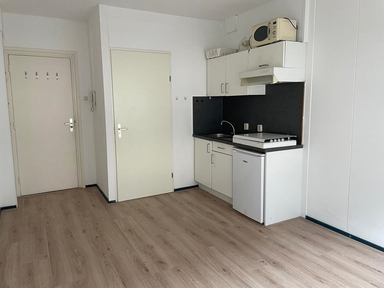 Room (18m²) with private bathroom in Groningen city center - Image 5