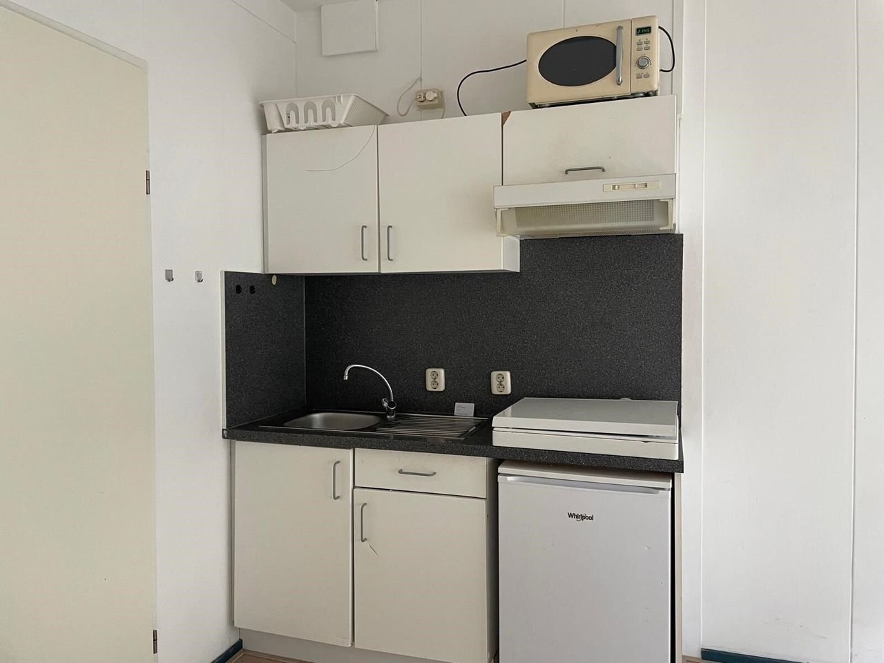 Room (18m²) with private bathroom in Groningen city center - Image 6