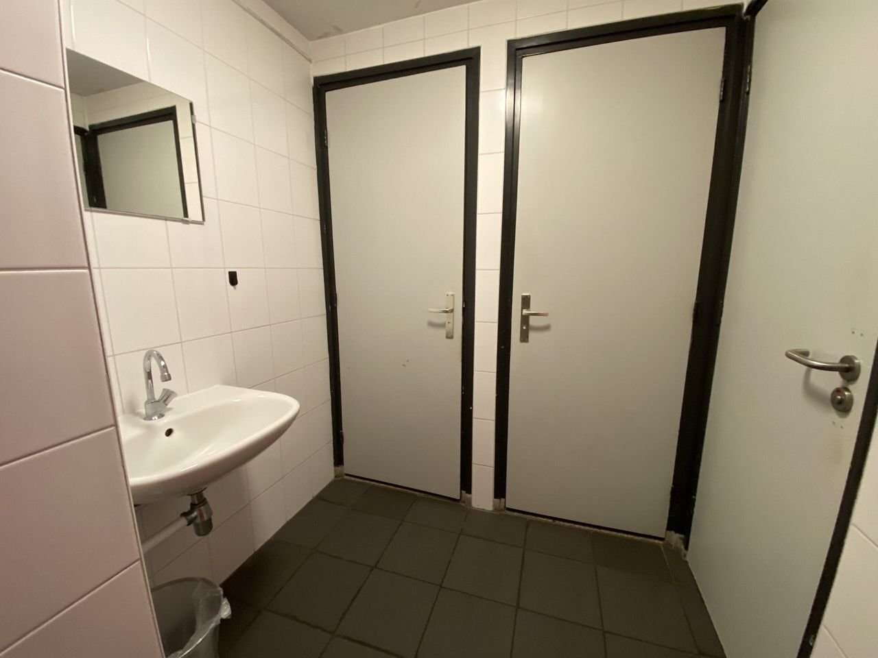 Room (18m²) with private bathroom in Groningen city center - Image 8