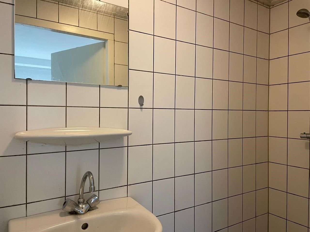Room (18m²) with private bathroom in Groningen city center - Image 3