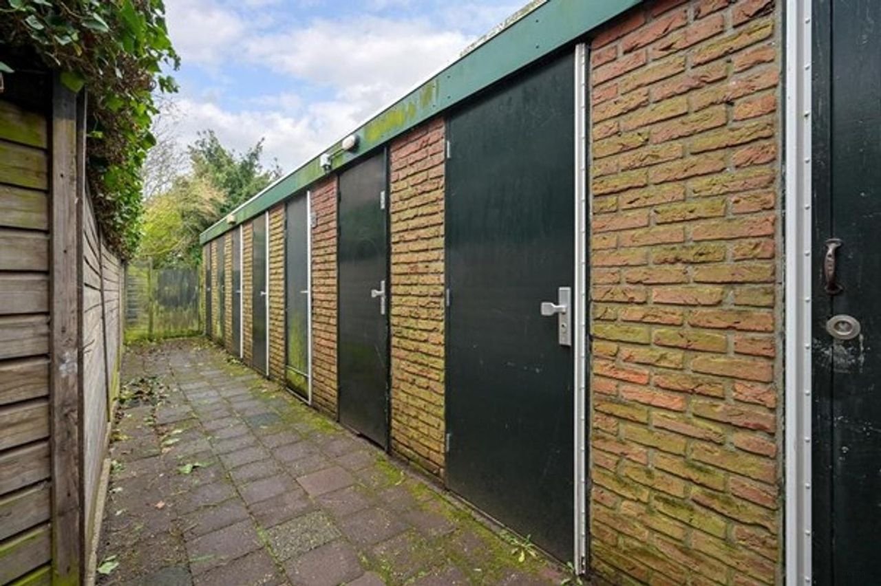 Renovated 3-story apartment in Voorburg - Image 20