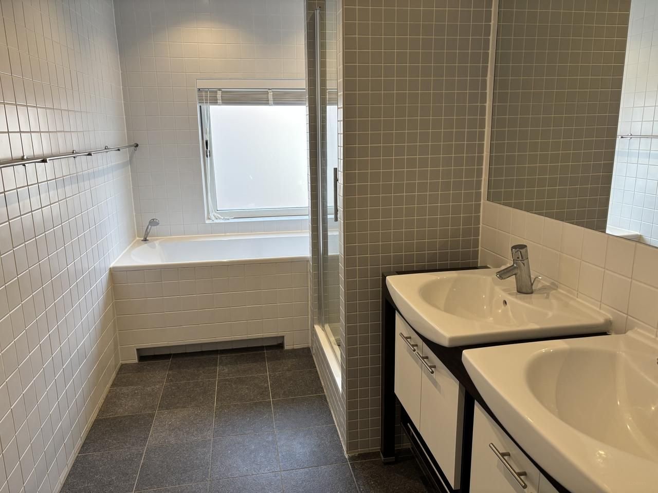 Renovated 3-story apartment in Voorburg - Image 13