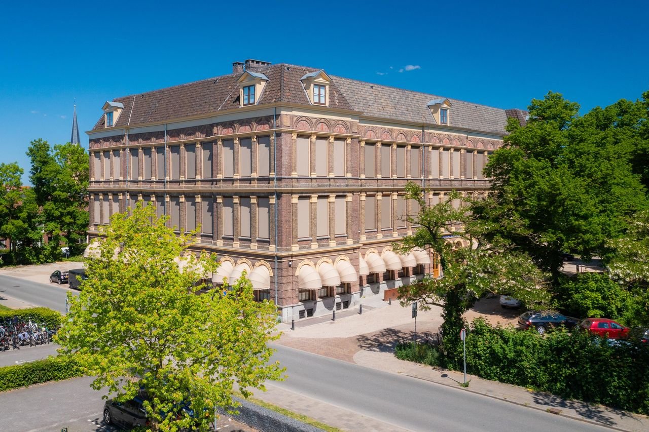 Senior Apartment (65+) in a Monumental Former Secondary School - Image 1
