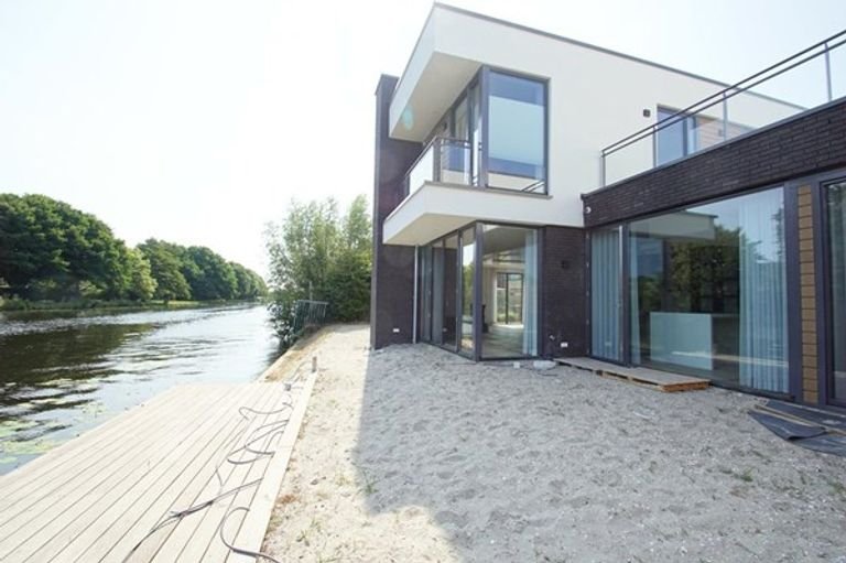 Villa van 207 m² met eigen aanlegsteiger in Oegstgeest - Afbeelding 1