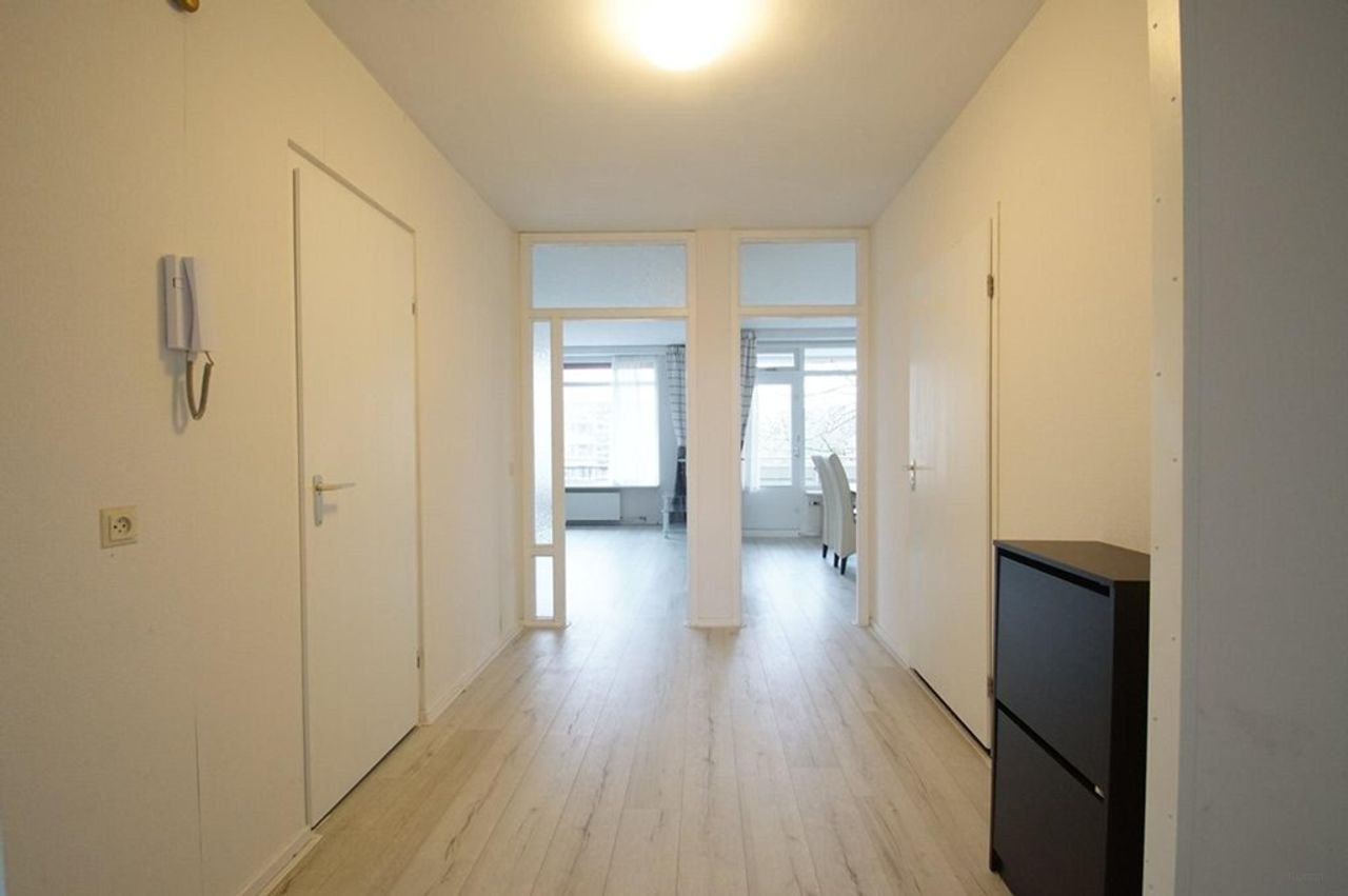 Bright 99 m² corner apartment with balcony in Voorburg - Image 2
