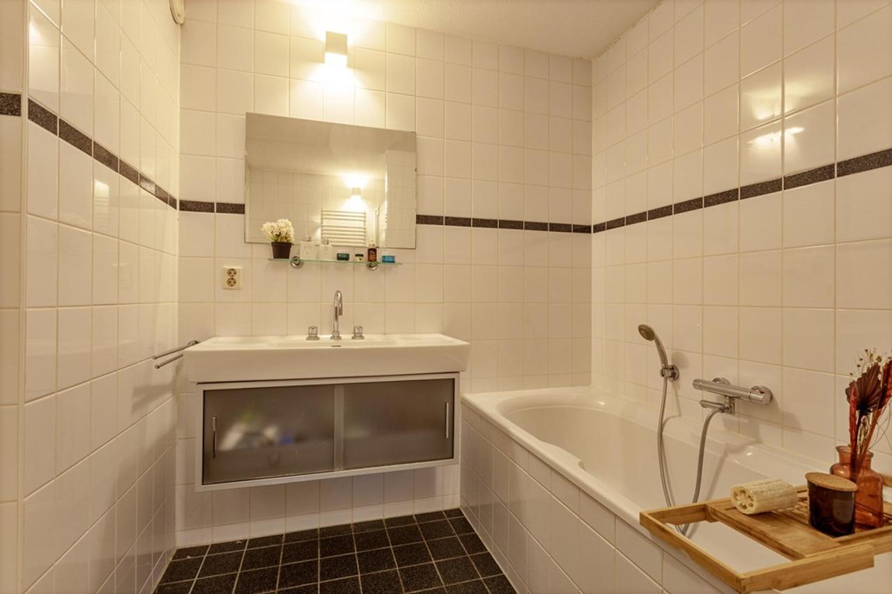 Furnished 2-bedroom apartment next to The Hague Central Station - Image 22