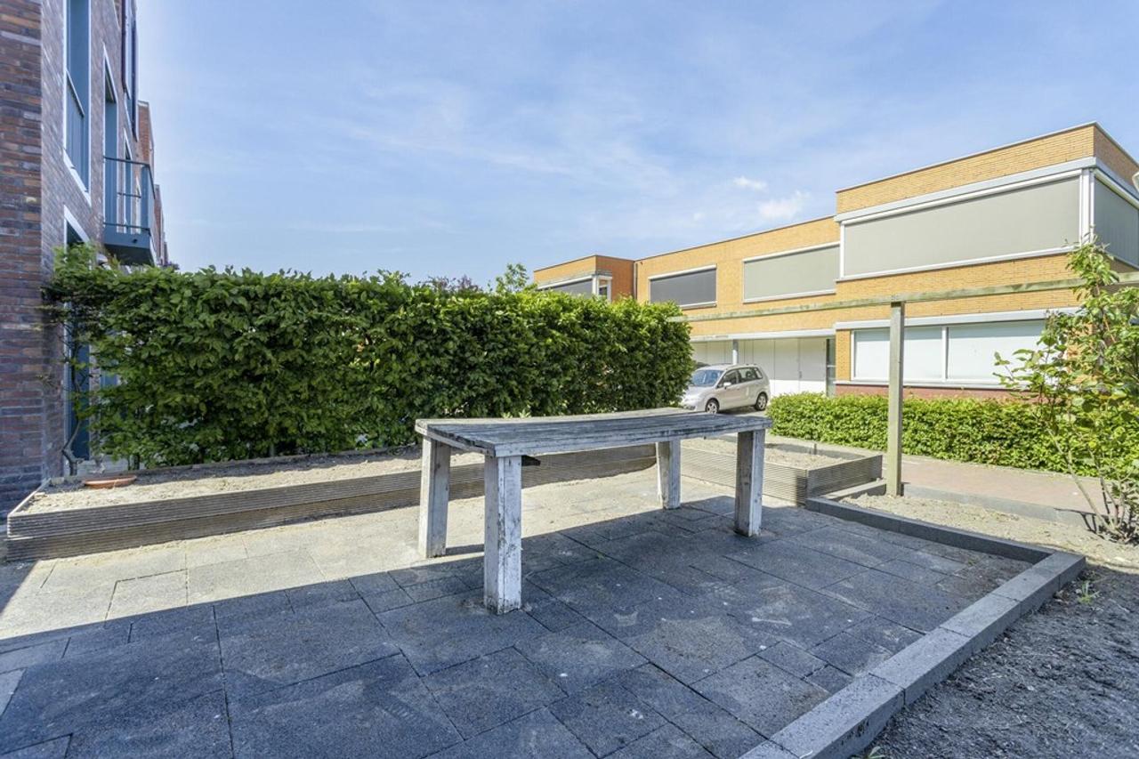 Corner house of 188 m² on the waterfront - Image 4