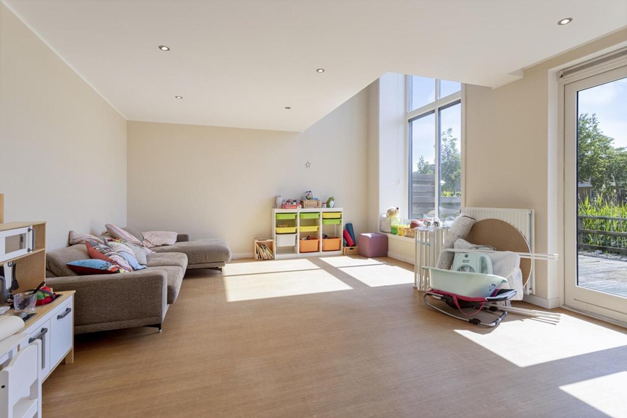 Corner house of 188 m² on the waterfront - Image 8