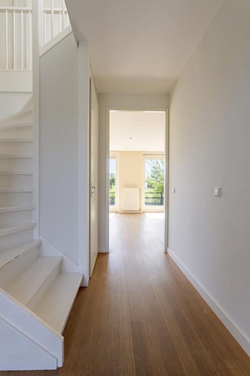 Corner house of 188 m² on the waterfront - Image 6