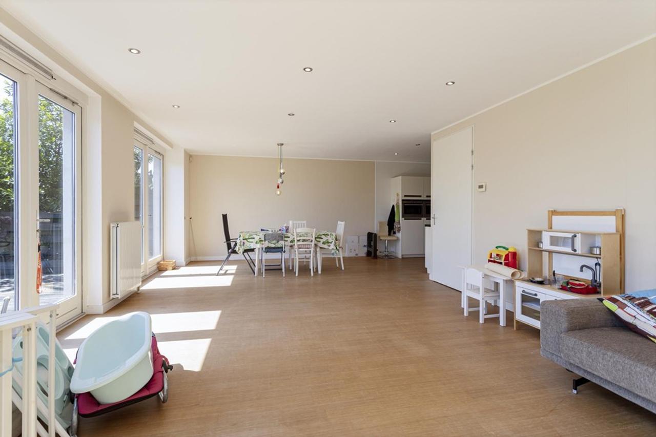 Corner house of 188 m² on the waterfront - Image 9