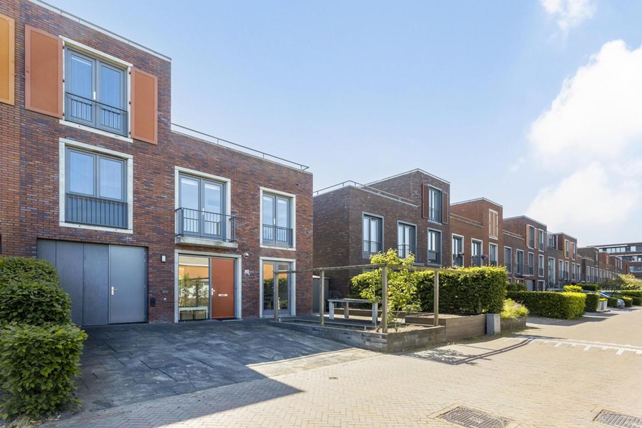 Corner house of 188 m² on the waterfront - Image 2