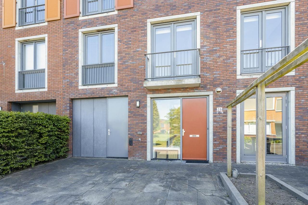 Corner house of 188 m² on the waterfront - Image 3