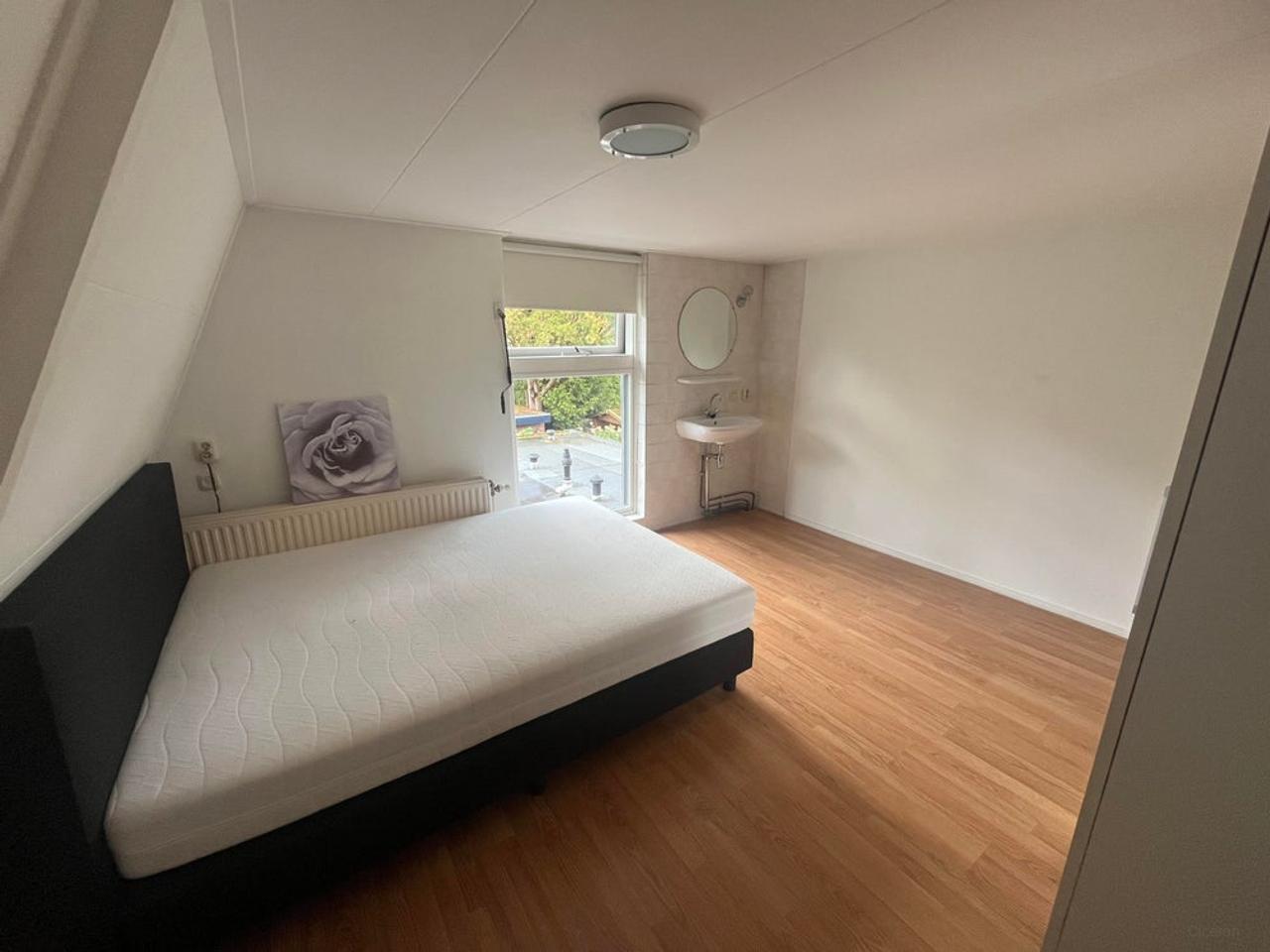 Furnished student house with garden in Enschede - Image 8