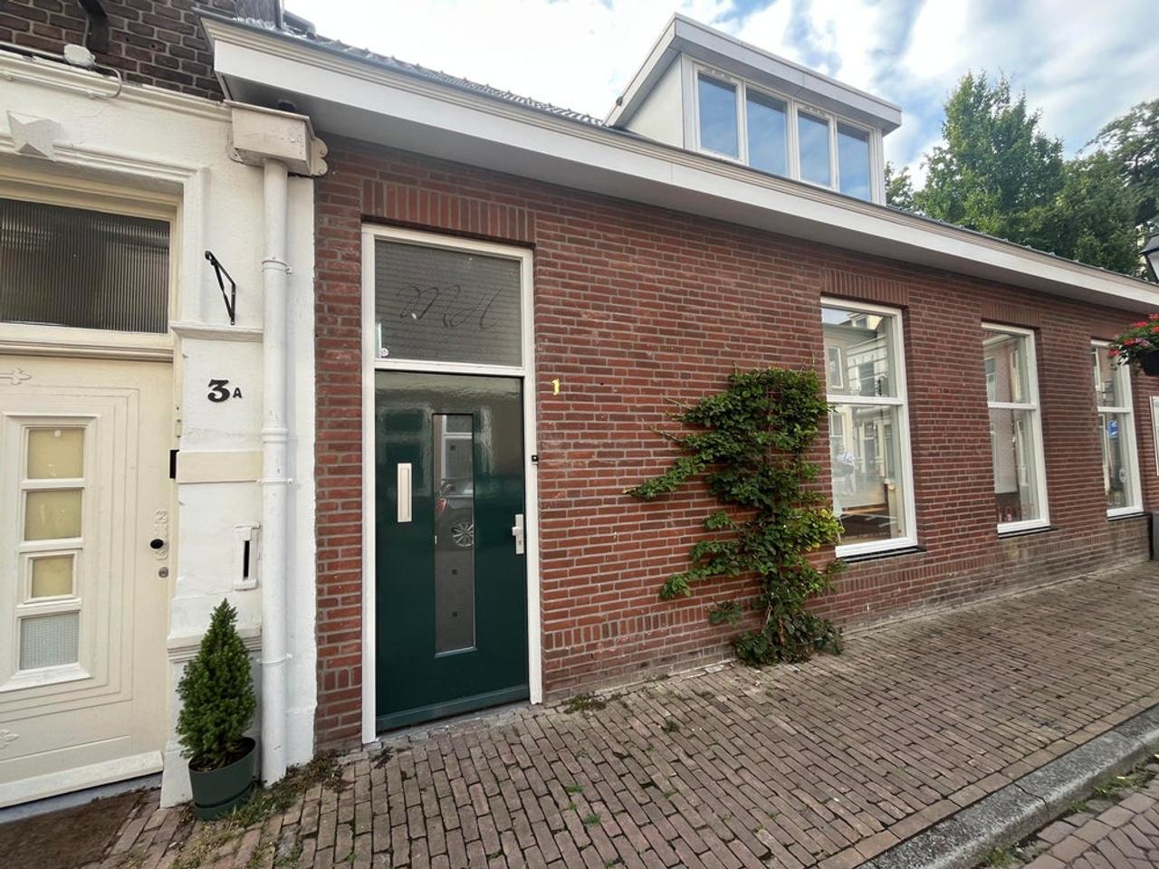 Semi-furnished 91m² apartment in Almelo city center - Image 1