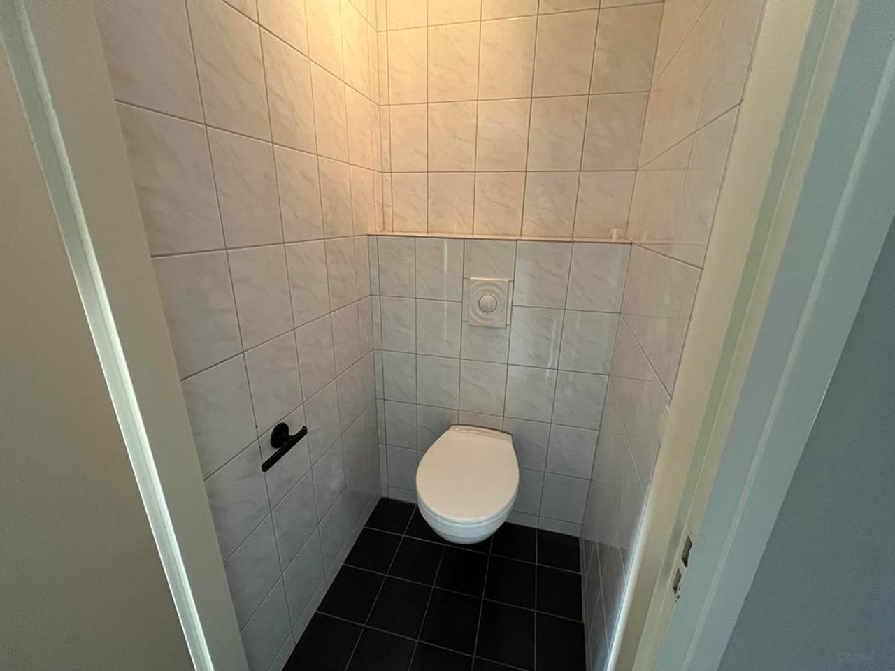 Semi-furnished 91m² apartment in Almelo city center - Image 7