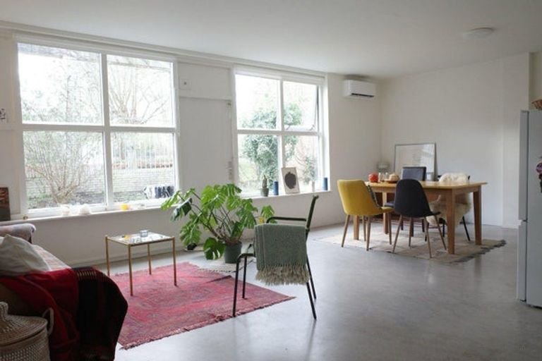 Gasloze woning van 68m2 in voormalig schoolgebouw - Afbeelding 2