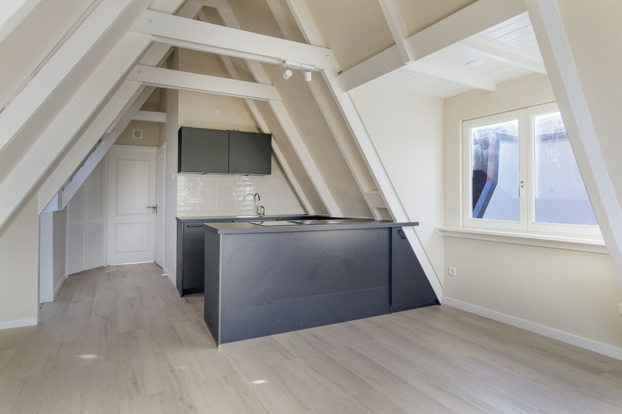 Bright 1-bedroom apartment with sunny balcony in Oud-West - Image 1