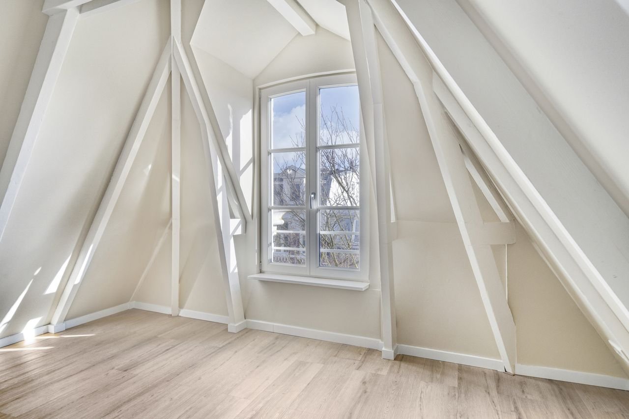 Bright 1-bedroom apartment with sunny balcony in Oud-West - Image 8