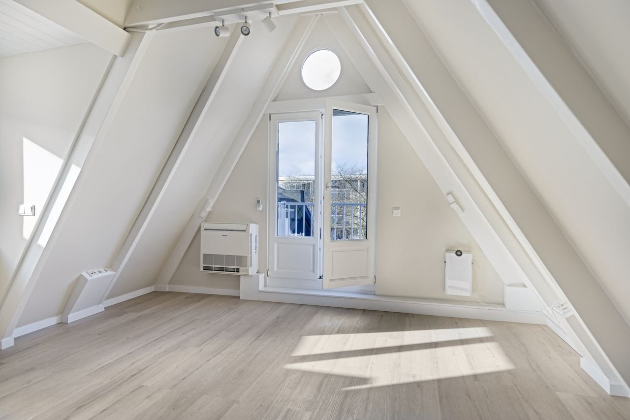 Bright 1-bedroom apartment with sunny balcony in Oud-West - Image 4