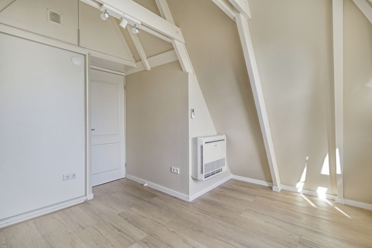 Bright 1-bedroom apartment with sunny balcony in Oud-West - Image 7