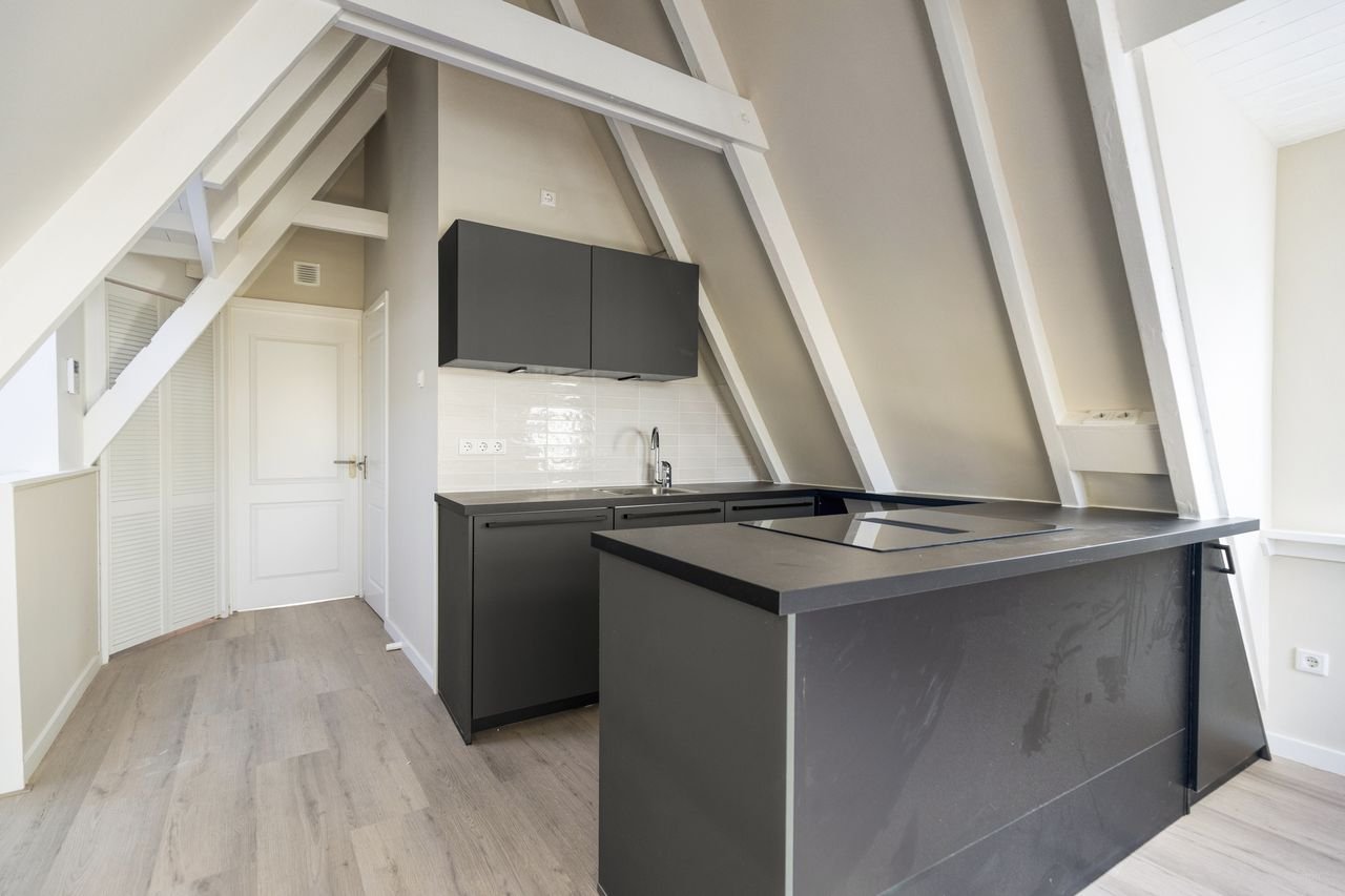 Bright 1-bedroom apartment with sunny balcony in Oud-West - Image 5