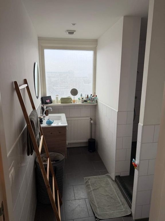 2-bedroom apartment with skyline views - Image 11