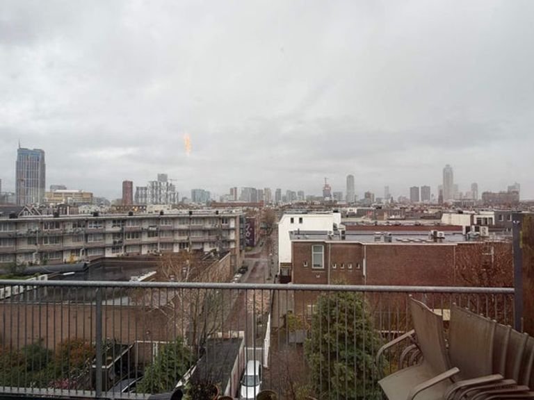 2-bedroom apartment with skyline views - Image 19