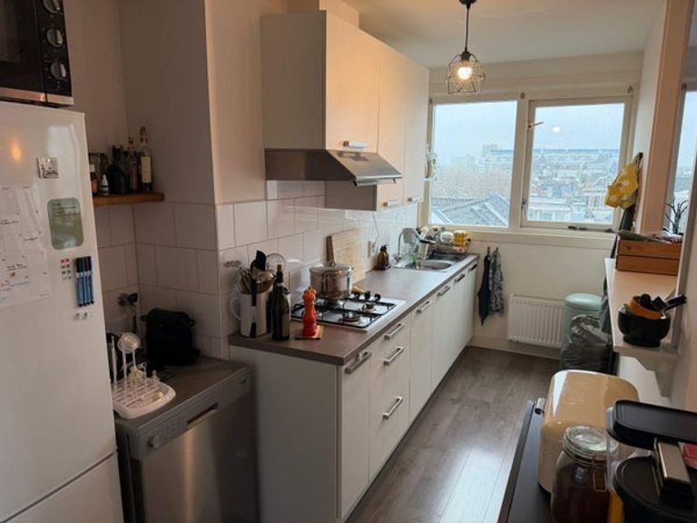 2-bedroom apartment with skyline views - Image 7