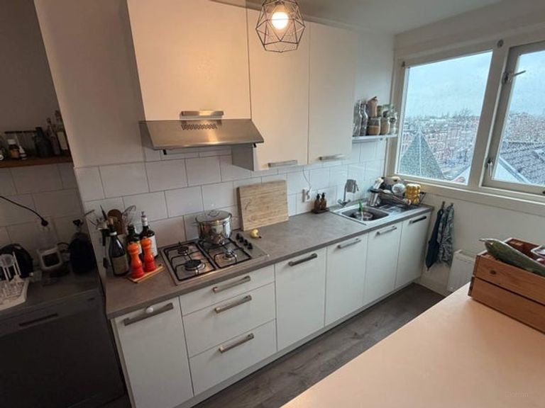 2-bedroom apartment with skyline views - Image 6