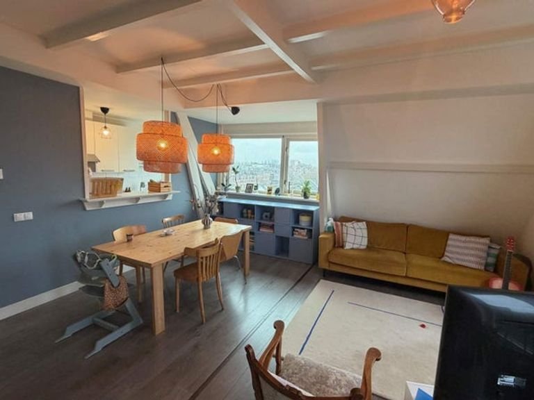 2-bedroom apartment with skyline views - Image 4