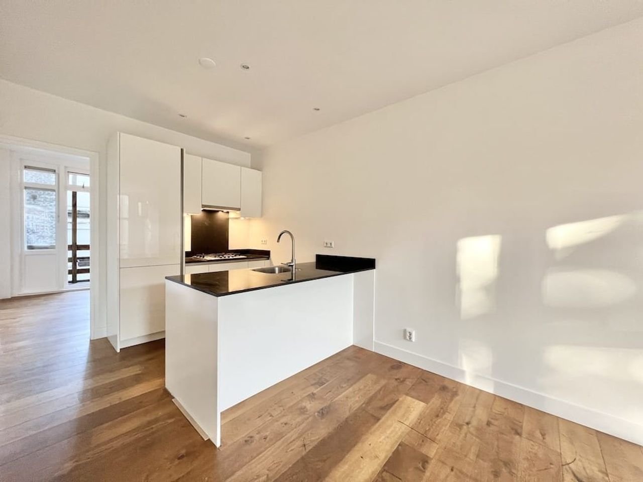 67 m² Apartment with Balcony and Two Bedrooms - Image 5