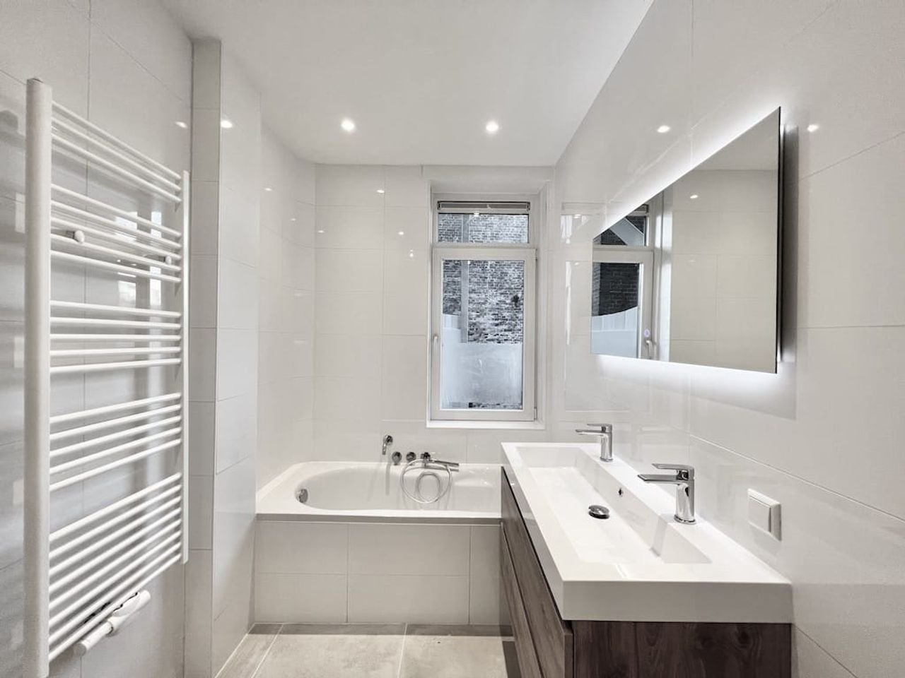 67 m² Apartment with Balcony and Two Bedrooms - Image 13