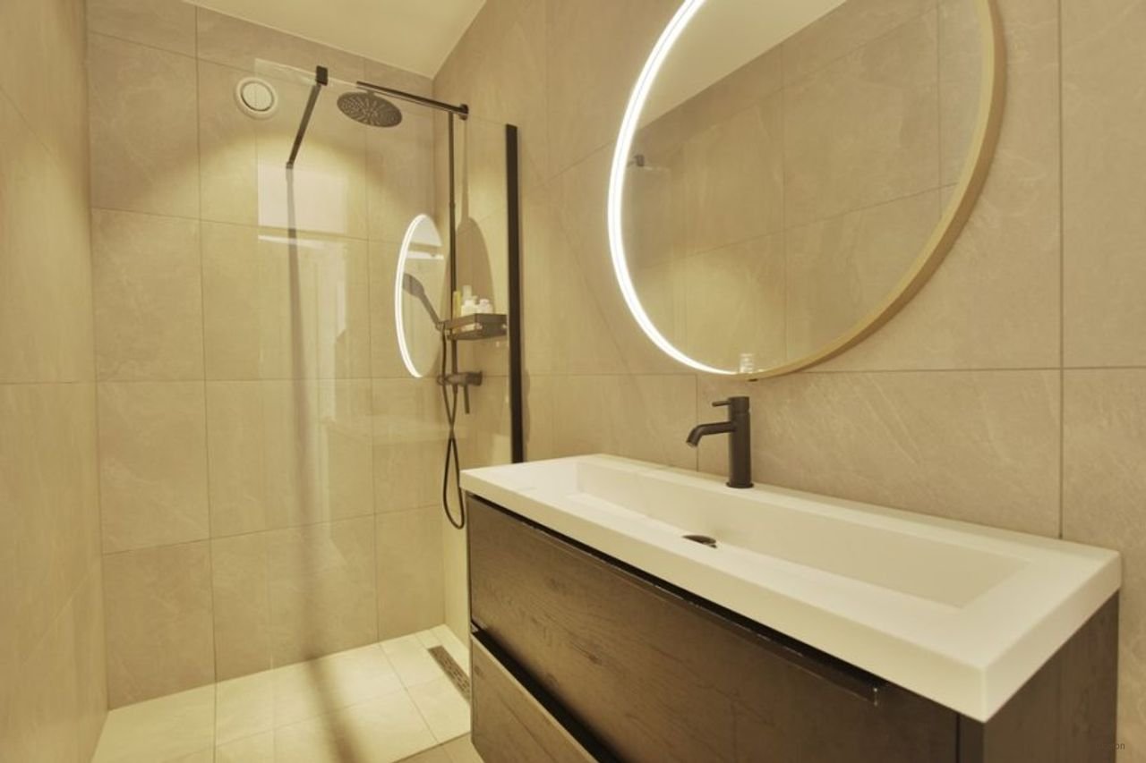 Bright 2-bedroom apartment directly adjacent to Vondelpark - Image 2