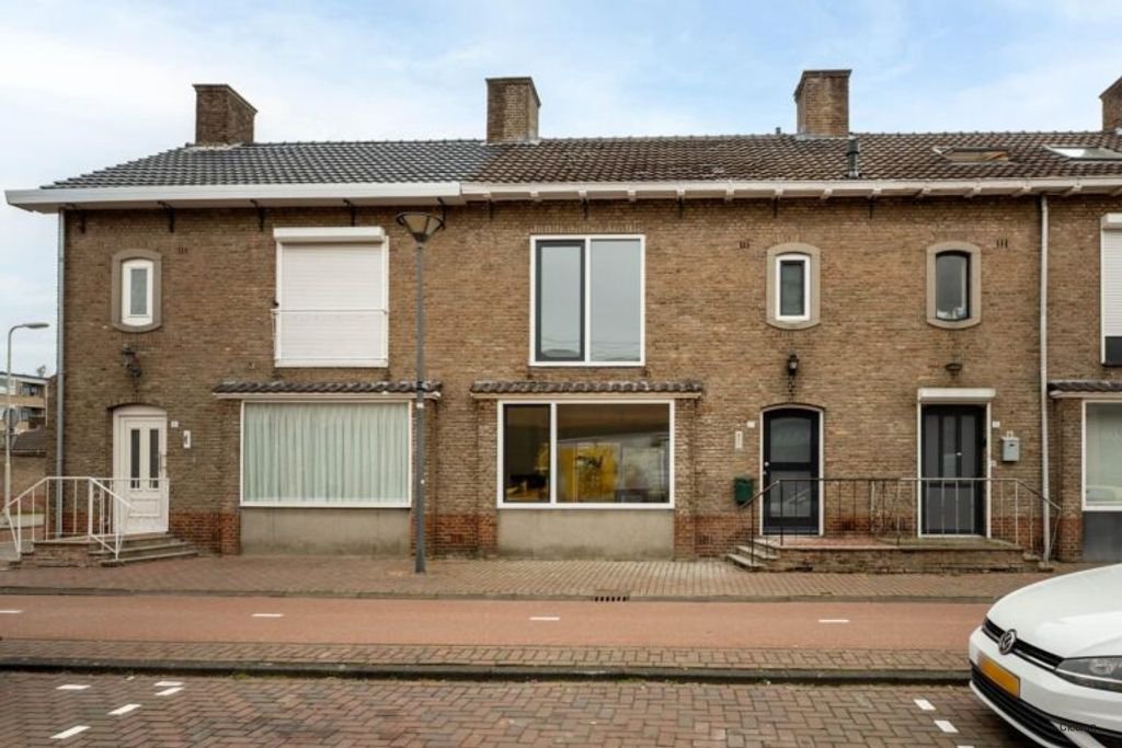 Renovated terraced house of 130m² in the heart of Roosendaal - Image 2