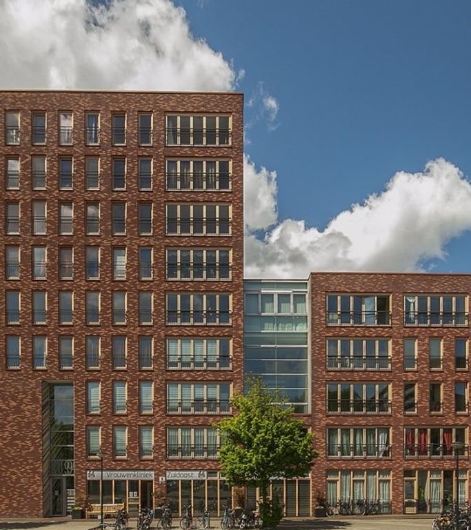 Bright 101 m² duplex apartment with sunroom in Bijlmer Oost - Image 1