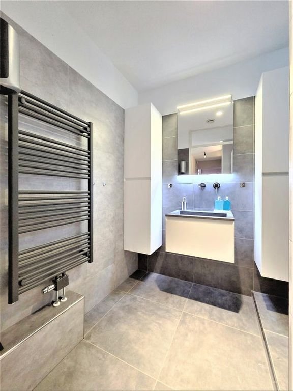 Divisible corner apartment of 106 m² with garage and elevator - Image 21