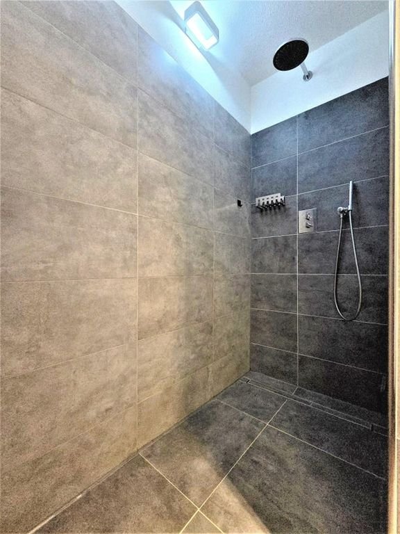 Divisible corner apartment of 106 m² with garage and elevator - Image 23