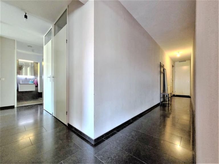 Divisible corner apartment of 106 m² with garage and elevator - Image 20