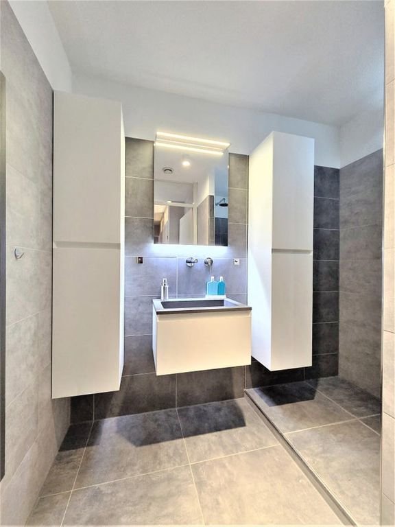 Divisible corner apartment of 106 m² with garage and elevator - Image 22