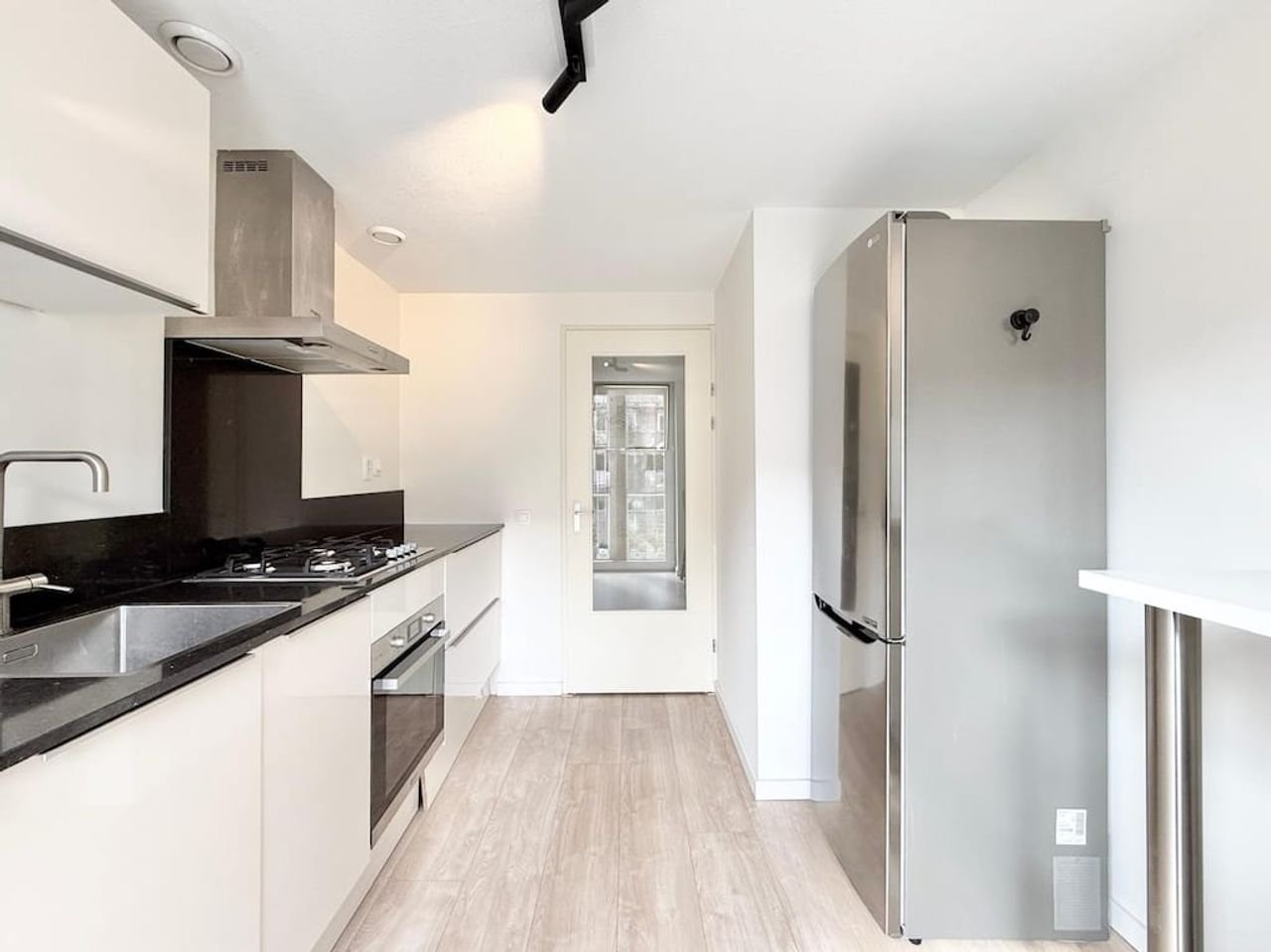 Furnished 4-room apartment in Amsterdam East - Image 6