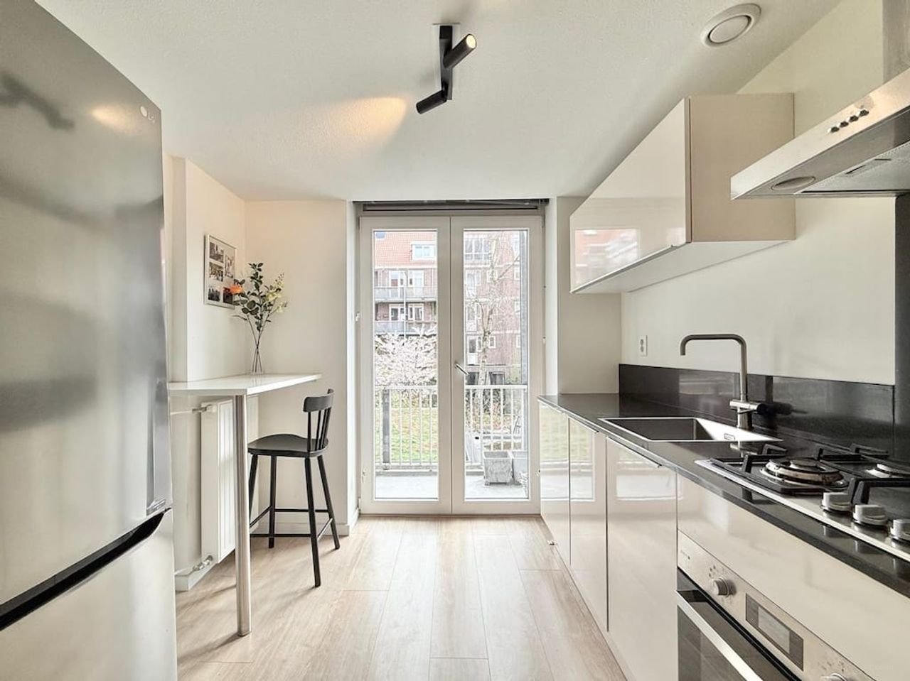 Furnished 4-room apartment in Amsterdam East - Image 4