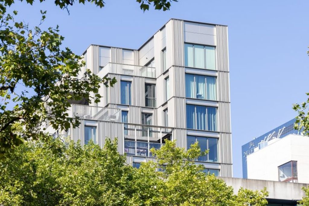 Uitzicht op de skyline vanuit dit appartement aan de Kruiskade - Afbeelding 1