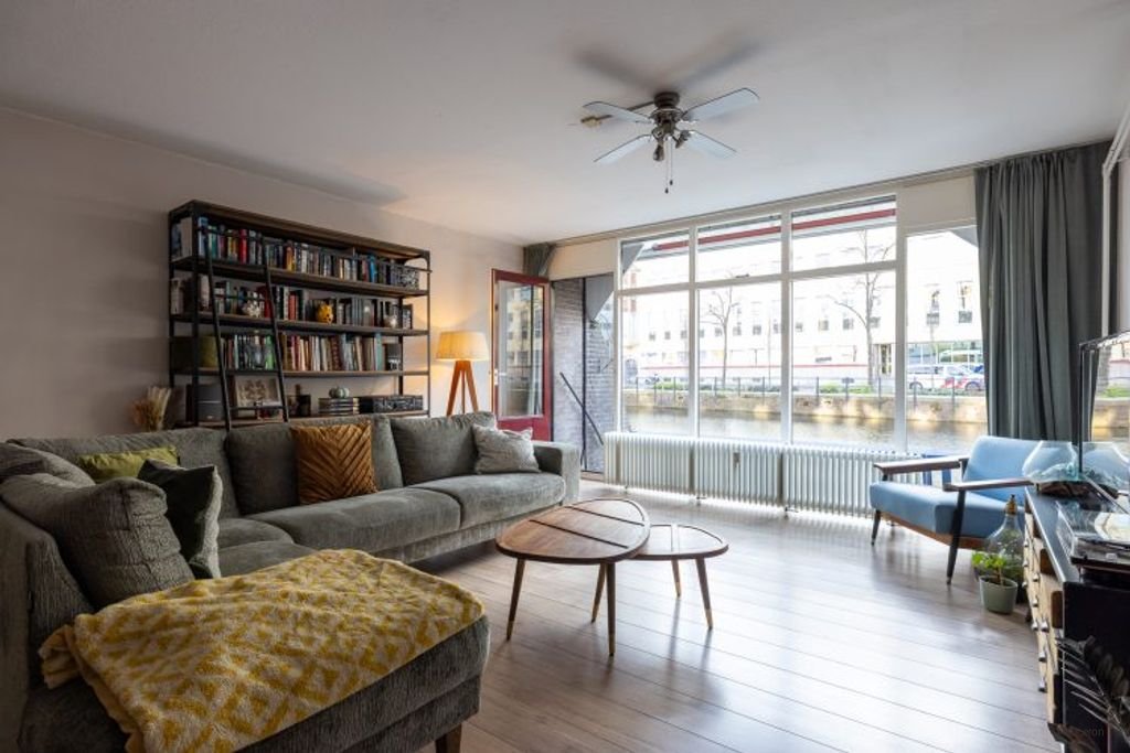 Uitzicht op de skyline vanuit dit appartement aan de Kruiskade - Afbeelding 2