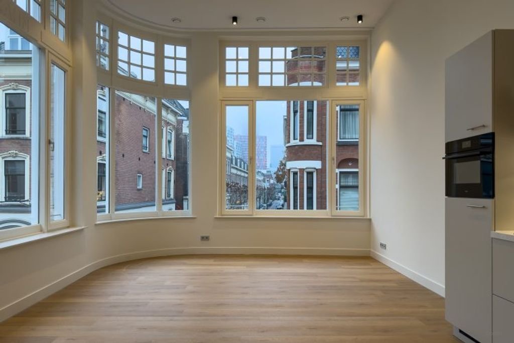 Uitzicht op de skyline vanuit dit appartement aan de Kruiskade - Afbeelding 3