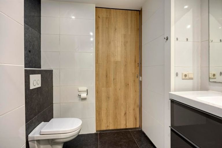 Bright two-room apartment with balcony in the center of Den Bosch - Image 13