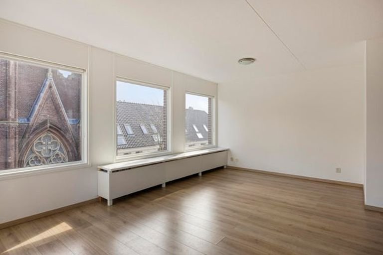 Bright two-room apartment with balcony in the center of Den Bosch - Image 4