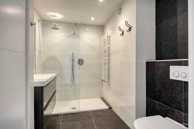 Bright two-room apartment with balcony in the center of Den Bosch - Image 11