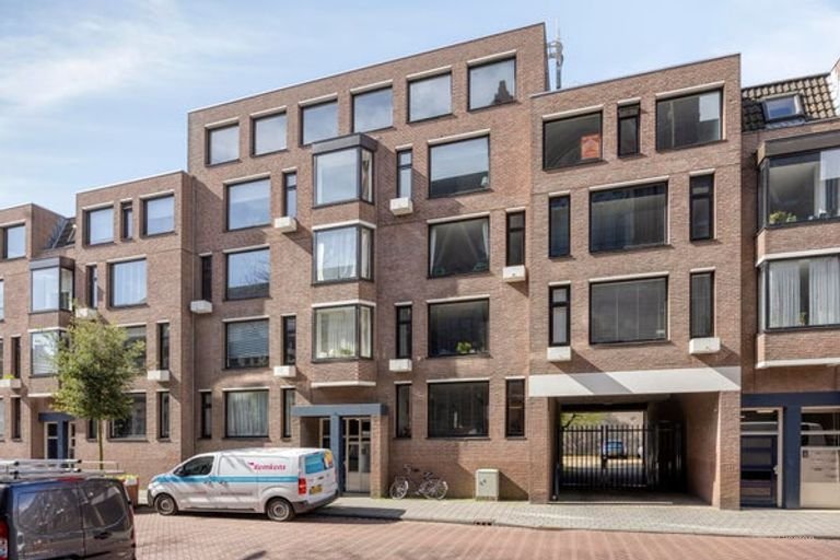 Bright two-room apartment with balcony in the center of Den Bosch - Image 1